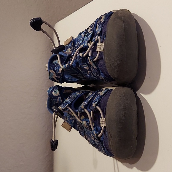 LIKE NEW Keen Boys Size 2 Sandles - Picture 5 of 8